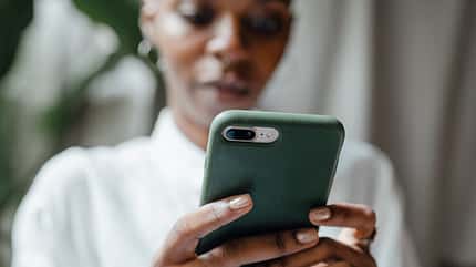 Smartphone, Handy, Social Media Frau am Smartphone
