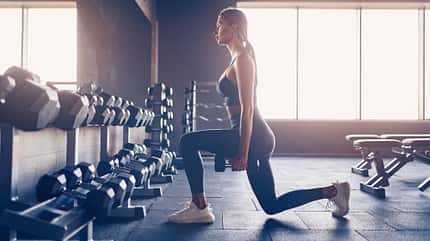 Lunge, Ausfallschritt, Weights, Gym Frau macht Ausfallschritte mit 2 Kurzhanteln in der Hand im Gym.