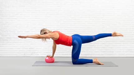 Zweifüßlerstand, Pilates, Piltaes-Ball Aus dem Vierfüßler- wird der Zweifüßlerstand: Arm und gegenüberliegendes Bein gerade in die Luft strecken, Core ist fest.