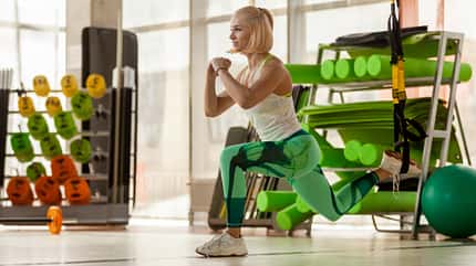 Split Squat, Sling Trainer Frau macht Split Squat im Sling Trainer