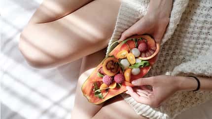 Self Care, Gesund, Frucht, Obst, Ernährung Frau isst gesunden Snack
