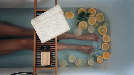 Badewanne, Selfcare, Entspannung, Lesen Frau entspannt in Badewanne