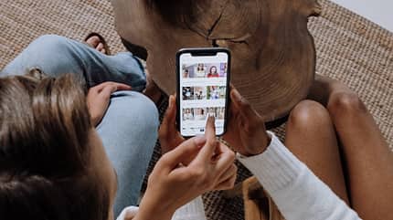 Freundinnen scrollen durch Social Media