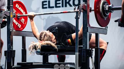 Krafttraining, Fehler Lea Schreiner im Wettkampfmodus beim Bankdrücken