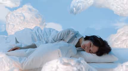 Wolken, Träume, Vision Board, Ziele Frau schläft in den Wolken