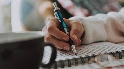 Journal, Vision Board, Träume, Ziele Frau schreibt Tagebuch