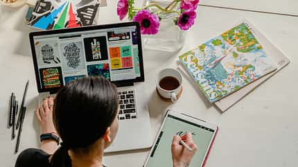 Kreativ, Vision Board, Inspiration Frau arbeitet kreativ