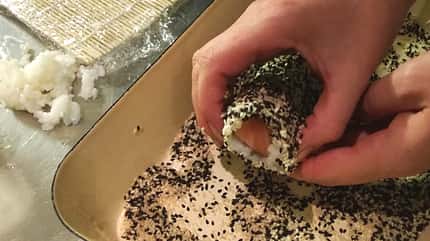 Inside Out: Sushi rollen im Sushi-Kurs Inside Out: Sushi rollen im Sushi-Kurs