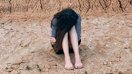 Verzweiflung, Blickwinkel, Aufgeben, Kopf in den Sand Frau vergräbt Kopf