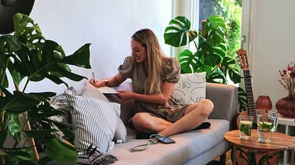 Pflanzen, Grünpflanzen, Wohnzimmer, Produktiv Frau sitzt in grünem Wohnzimmer