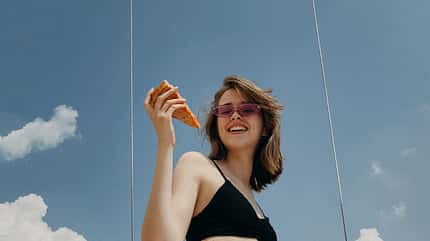 Pizza, Genuss, Essen, Blauer Himmel, Achtsamkeit Frau isst Pizzastück