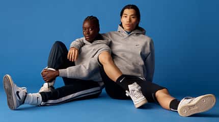 Nike Forward Mann und Frau tragen Nike Forward Hoodie