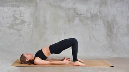 Beckenboden Frau macht eine Glute Bridge