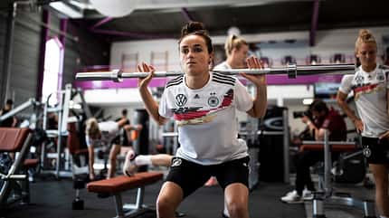 Lina Magull im Fitnessstudio Lina Magull im Fitnessstudio