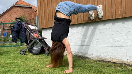 Handstand; Vorübung Redakteurin Martina macht eine Vorübung für den Handstand