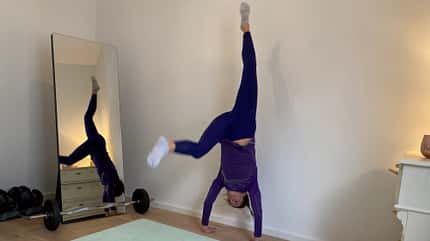 Handstand, Vorübung, Challenge, Aufschwung Redakteurin Martina zeigt die zweite Position der Übung Aufschwung