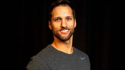 Coach; Neustart-Challenge, Handstand-Experte Personal Trainer Adi Al-Hamawi aus München im Portrait