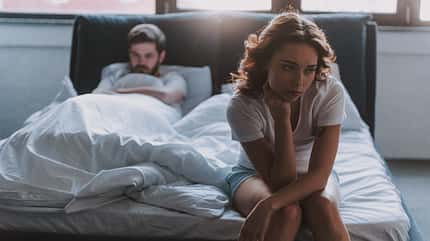 Frau und Mann haben Probleme beim Sex Frau und Mann haben Probleme beim Sex