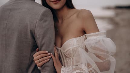 Braut und Bräutigam an Hochzeitstag Braut und Bräutigam an Hochzeitstag