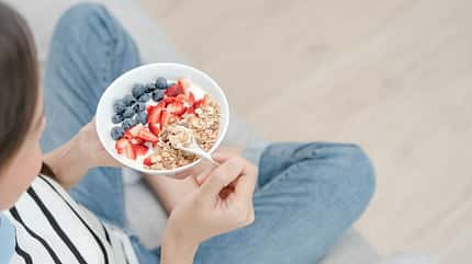 Frau isst Joghurt Frau isst Joghurt