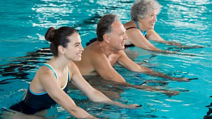Menschen trainieren im Wasser