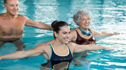 Menschen trainieren im Wasser