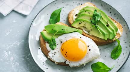 Avocado mit Spiegelei Avocado mit Spiegelei
