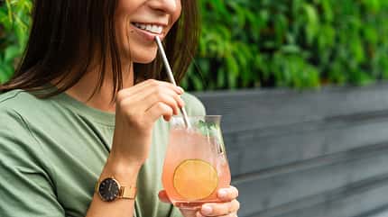 Frau trinkt Limonade