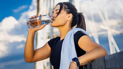 Frau trinkt Wasser Frau trinkt Wasser