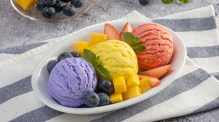 berry,pink,scoop,assortment,fruit,yellow,ice,ball,mint,view,whit Ice,Cream,With,Fresh,Berries,In,A,Bowl