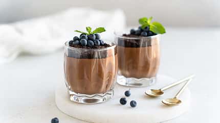 aesthetic,delicate,yogurt,gourmet,truffle,white,protein,spoon,de Healthy,Vegan,Chocolate,Mousse,With,Fresh,Blueberry,And,Mint,In