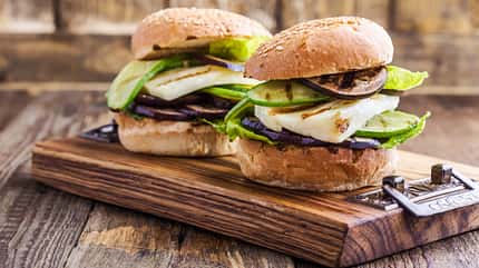 Halloumi-Käse ist eine ideale Alternative zu klassischen Burgerpatties