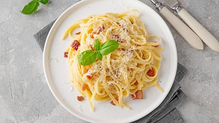 pepper,lunch,spaghetti,egg,gourmet,spice,recipe,garnish,plate,sa Traditional,Italian,Pasta,Carbonara.,Spaghetti,With,Bacon,,Egg,And,Parmesan