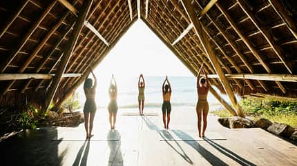 Frauen praktizieren Yoga in einem schönen Pavillon Frauen praktizieren Yoga in einem schönen Pavillon