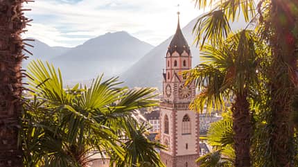 Blick über das Stadtbild mit Dom St. Nikolaus von Meran, Südtirol, Italien vom berühmten Wanderweg Tappeinerweg aus gesehen