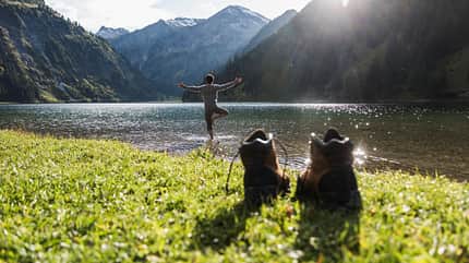 Mann macht Yoga-Pose am See