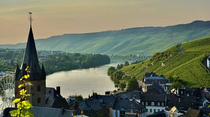 Blick über Bernkastel-Kues, eine Stadt an der Mittelmosel im Landkreis Bernkastel-Wittlich in Rheinland-Pfalz (Deutschland)