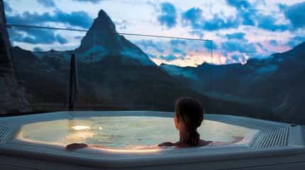Eine Frau liegt am späten Abend draußen im Pool
