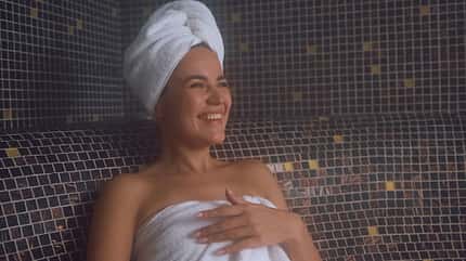 Glückliche Frau im Dampfbad des Wellness-Spas Glückliche Frau im Dampfbad des Wellness-Spas