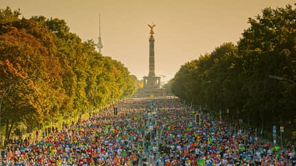 Blick über einen Marathonlauf in Berlin Blick über einen Marathonlauf in Berlin