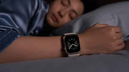 Eine Frau liegt im Bett und schläft, dabei trägt sie die HUAWEI WATCH D2 Eine Frau liegt im Bett und schläft, dabei trägt sie die HUAWEI WATCH D2