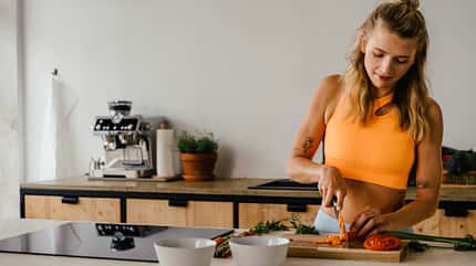 Junge Frau kocht gesund Junge Frau kocht gesund