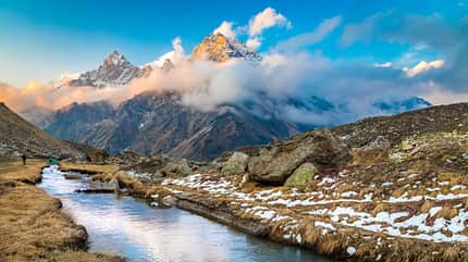 Sonnenuntergang, Berge, Fluss und Wolken
Sonnenuntergang, Berge, Fluss und Wolken