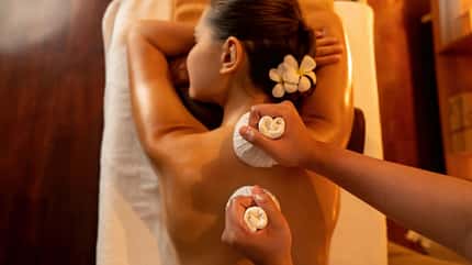 Draufsicht heiße Kräuterkugel Spa Massage Körperbehandlung Draufsicht heiße Kräuterkugel Spa Massage Körperbehandlung
