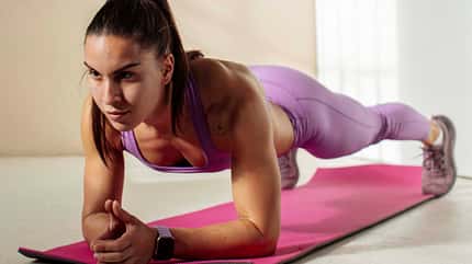 Junge Frau macht Planks Junge Frau macht Planks