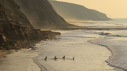 Gruppe von Surfern im Meer 