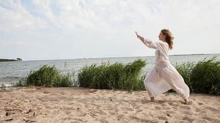 Frau macht Yoga am Strand Frau macht Yoga am Strand