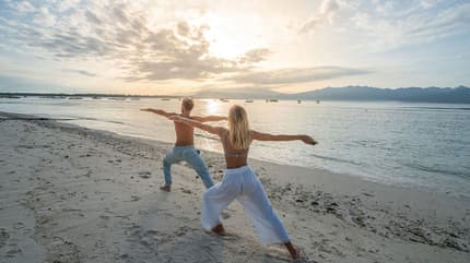 Mann und Frau machen Yoga am Strand Mann und Frau machen Yoga am Strand