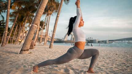 Frau macht Lunges am Strand Frau macht Lunges am Strand