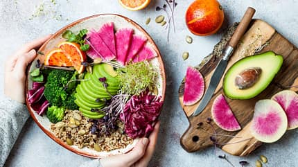 vegane, entgiftende Buddha-Schale mit Quinoa, Mikrogrün, Avocado, Blutorange, Brokkoli, Wassermelone Radieschen, Alfalfa-Saatsamen vegane, entgiftende Buddha-Schale mit Quinoa, Mikrogrün, Avocado, Blutorange, Brokkoli, Wassermelone Radieschen, Alfalfa-Saatsamen